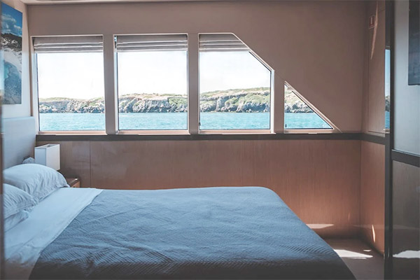 ¿Qué tipo de alojamiento se ofrece en un crucero fluvial o marítimo?