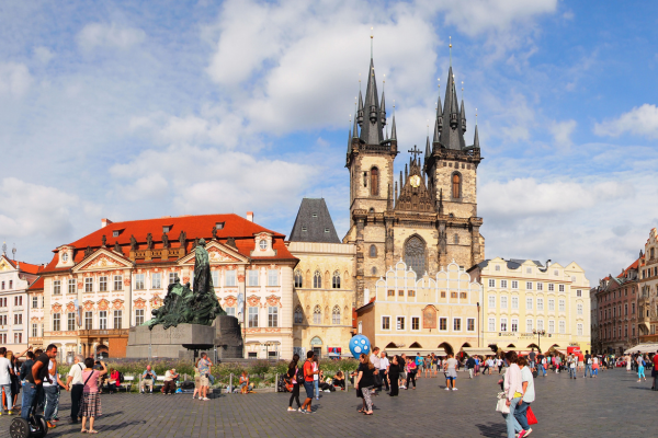 Plaza de la ciudad vieja y reloj astronómico
